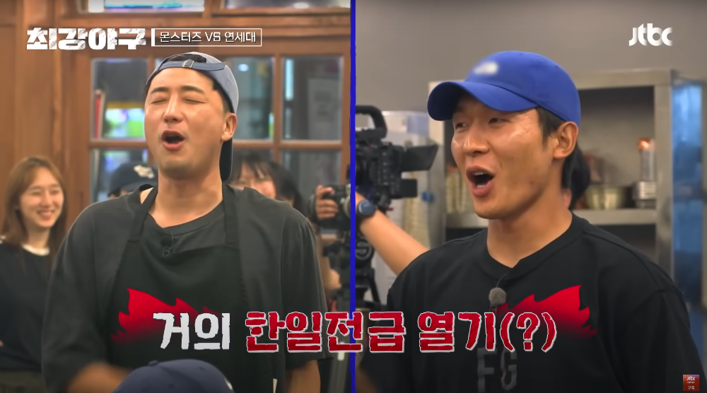 노래를 부르는 두 남자