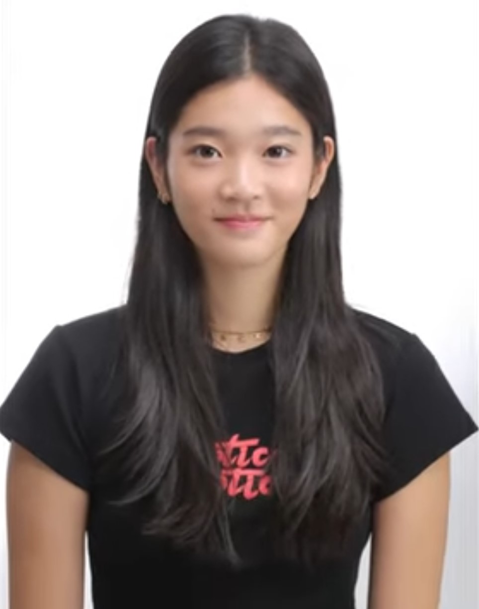 이원주가 검은색 반팔 티셔츠에 검은색 긴 생머리를 하고 옅은 미소를 짓고 있다.