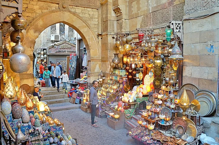 이집트 골목 시장에 진열된 상품들과 구경하는 관광객들