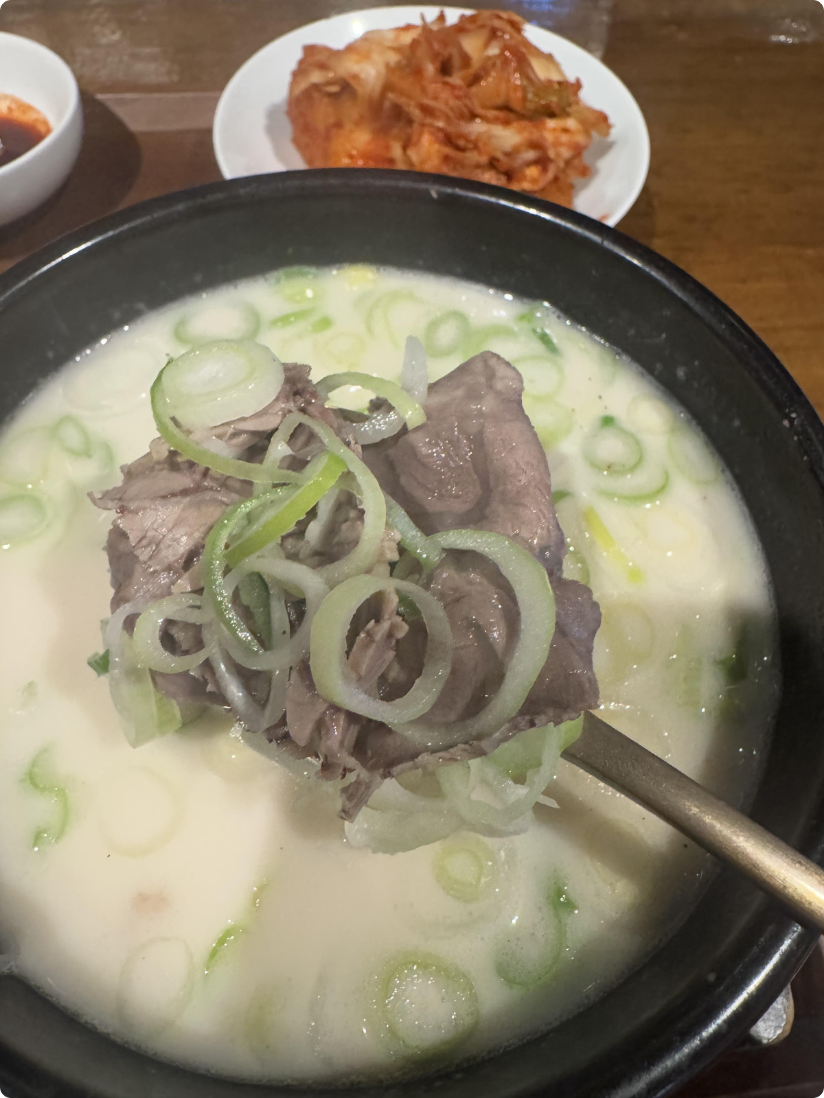 거대곰탕-진한-사골곰탕-고기-사진-아롱사태