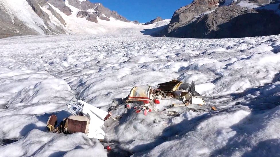 얼음이 녹아서 소형 항공기의 잔해가 발견되었다