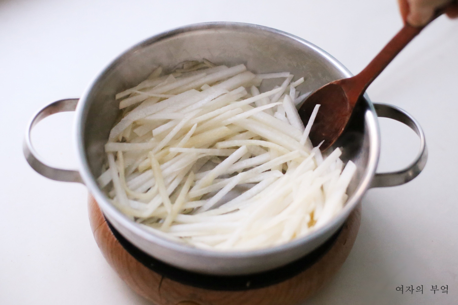 법 제철 무요리 반찬거리 꿀팁 무나물볶음 아기 무나물 만드는 6