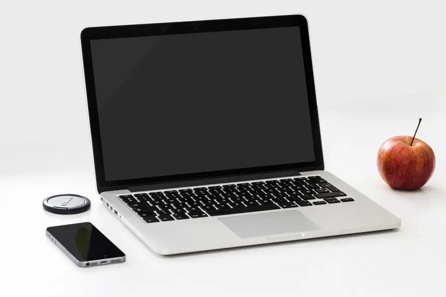 국민연금 예상액- 흰 책상위 흰색 컴퓨터 검은색 모니터 좌측 핸드폰 