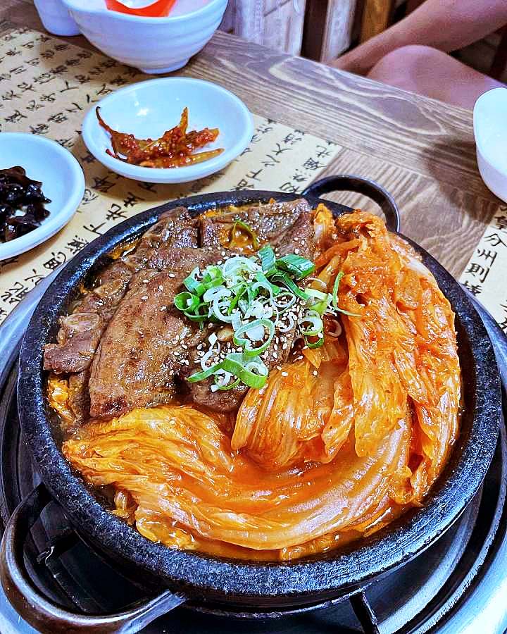 토요일은 밥이좋아 예산 백종원 예산시장 부근 묵은지 돼지갈비 맛집 묵은지김치찌개 묵은지 돼지갈비구이 예산10미 현지인 추천 토밥 좋아 방송정보