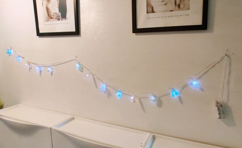 생일 LED가랜드를 벽에 핀셋을 이용하여 고정하고 불을켠 사진