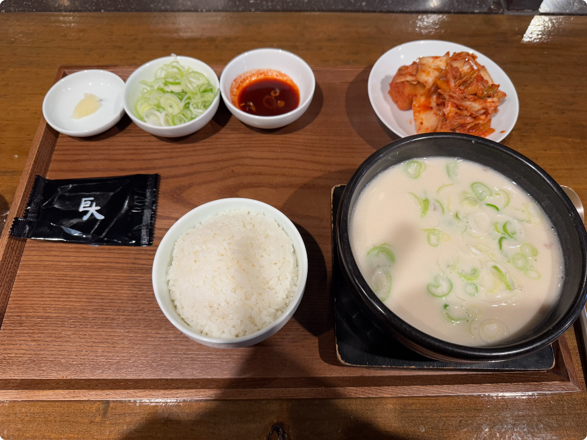 거대곰탕-진한-사골-곰탕-정찬-사진