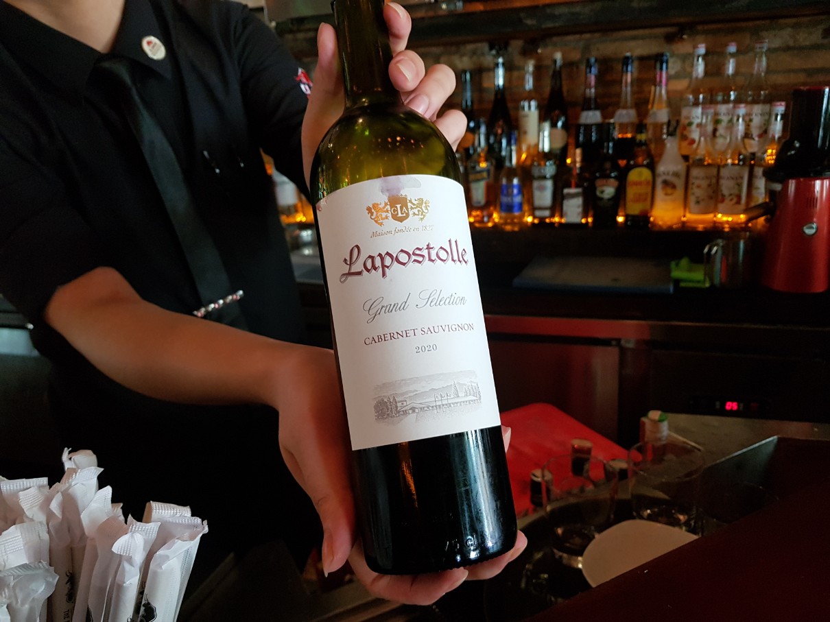 호치민 1군 스테이크 전문점 El Gaucho Steakhouse - 레드 와인 Lapostolle Grand Selection Cabernet Sauvignon