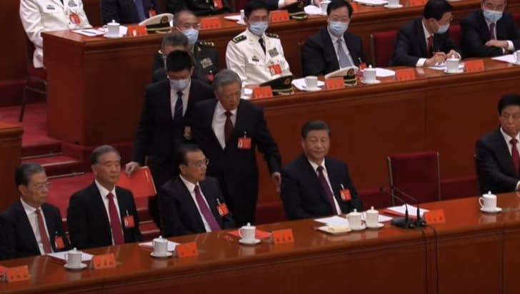[中 당대회 폐막] 후진타오 전 중국 국가주석&#44; 당 대회에서 의문의 퇴장 당해 Watch: Xi Jinping&#39;s immediate predecessor ‘mysteriously’ escorted out of meeting