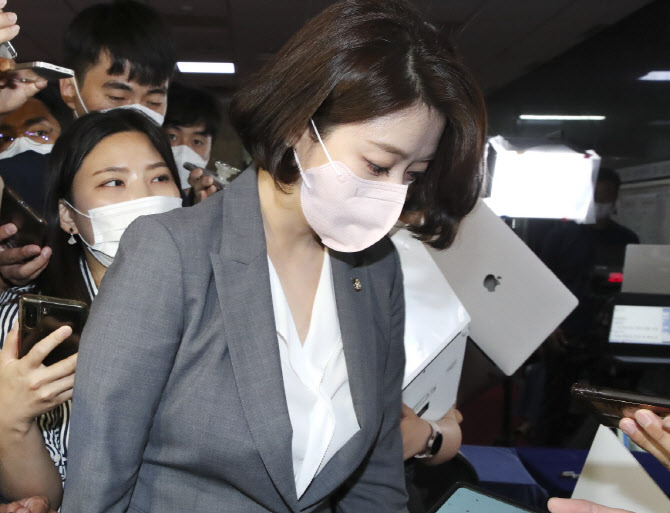  대통령 지지율 30%선 붕괴.."배현진, 먼저 잘 뛰어내린 것"