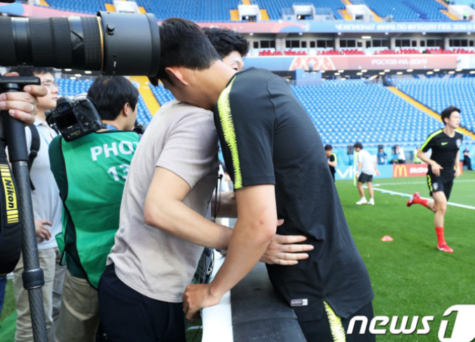 손흥민 박지성 누가 더 대단할까?(+나이 연봉 주급 업적)