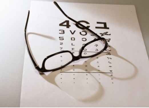 안경이 시력검사표에 올려져 있다