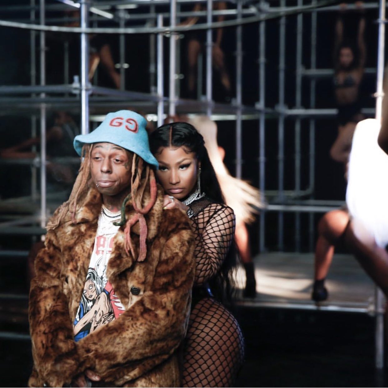  Lil Wayne ft. Cardi B - Drop