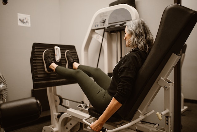다리 근육 감소 방지를 위해 Leg Press를 운동하고 있는 여성의 사진