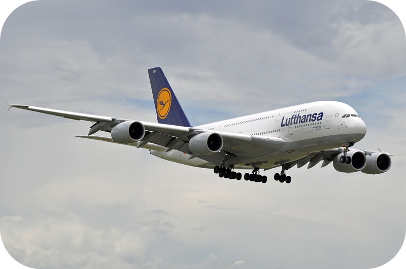 루프트한자-A380-여객기-흐린-하늘-비행중