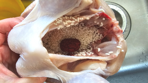 한마리는 삼계탕용으로 배에 찹쌀넣기