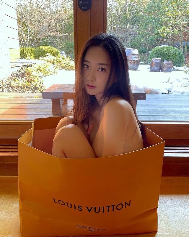  종이백 안에 들어간 신재은