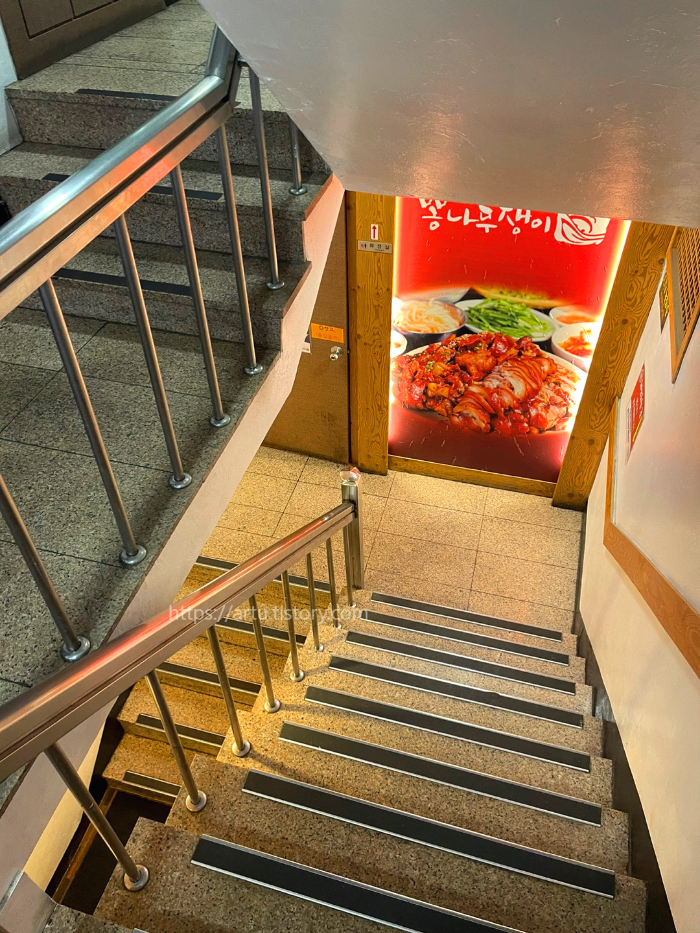 뽕나무쟁이 선릉점 본관 아래층 내려가는 계단