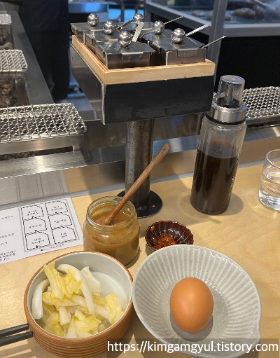 나래함박의 자리에 앉으면 6가지 소스와 간장이 있고 계란과 백김치를 주신다.
