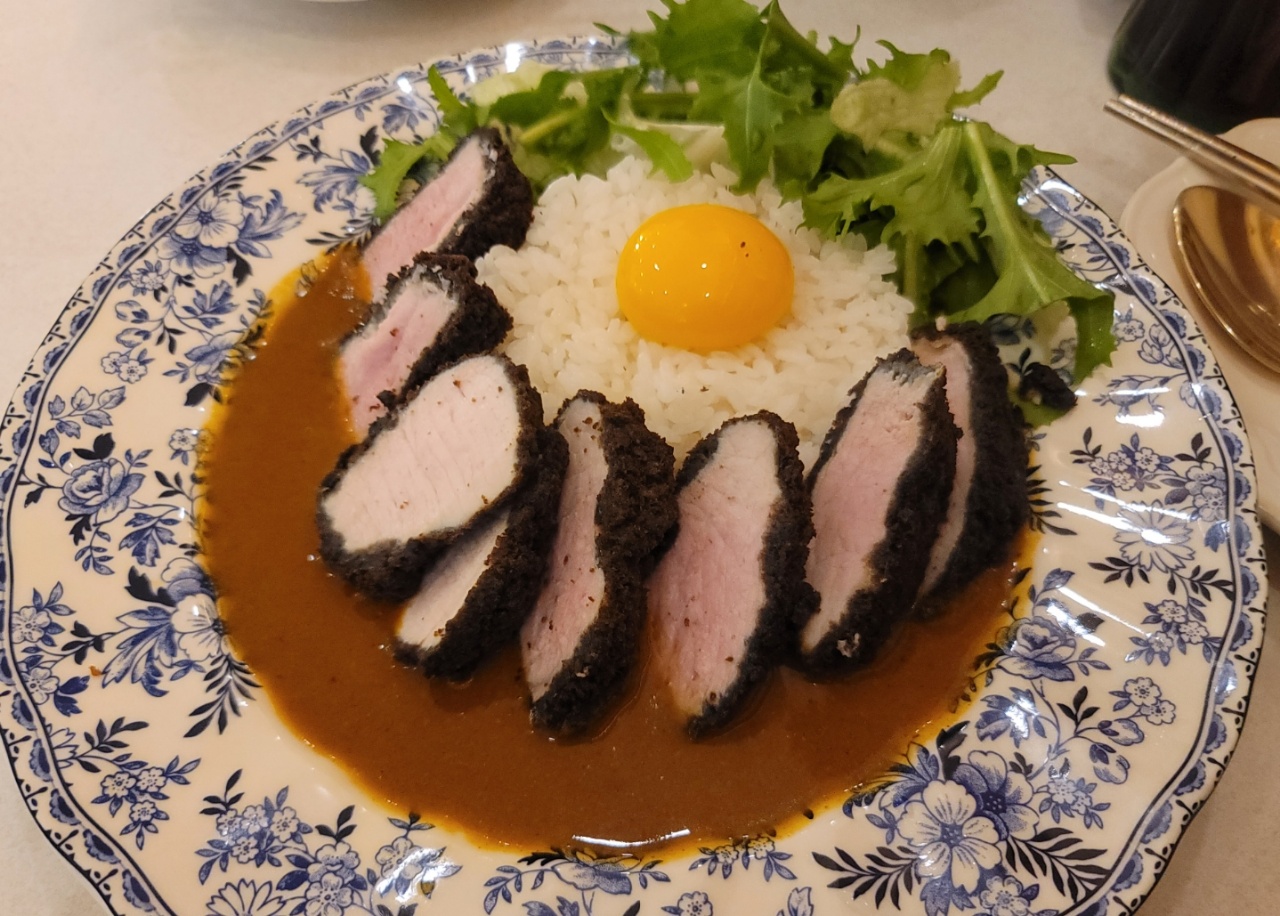  [서울/강남]독특한 비쥬얼의 퓨전일식 등심 블랙카츠 카레 호미호식