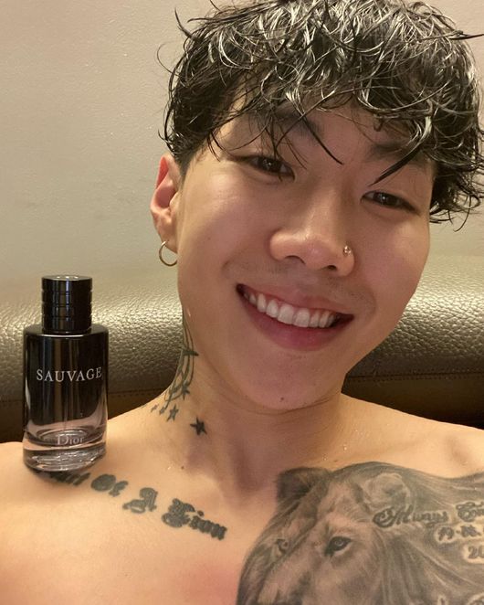  박재범, 상의 탈의+젖은 머리=섹시美의 정석..."수염 자국 못 본척해"