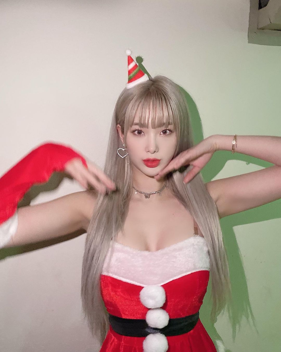  김현지 치어리더 인스타그램 크리스마스 산타걸 셀카 사진