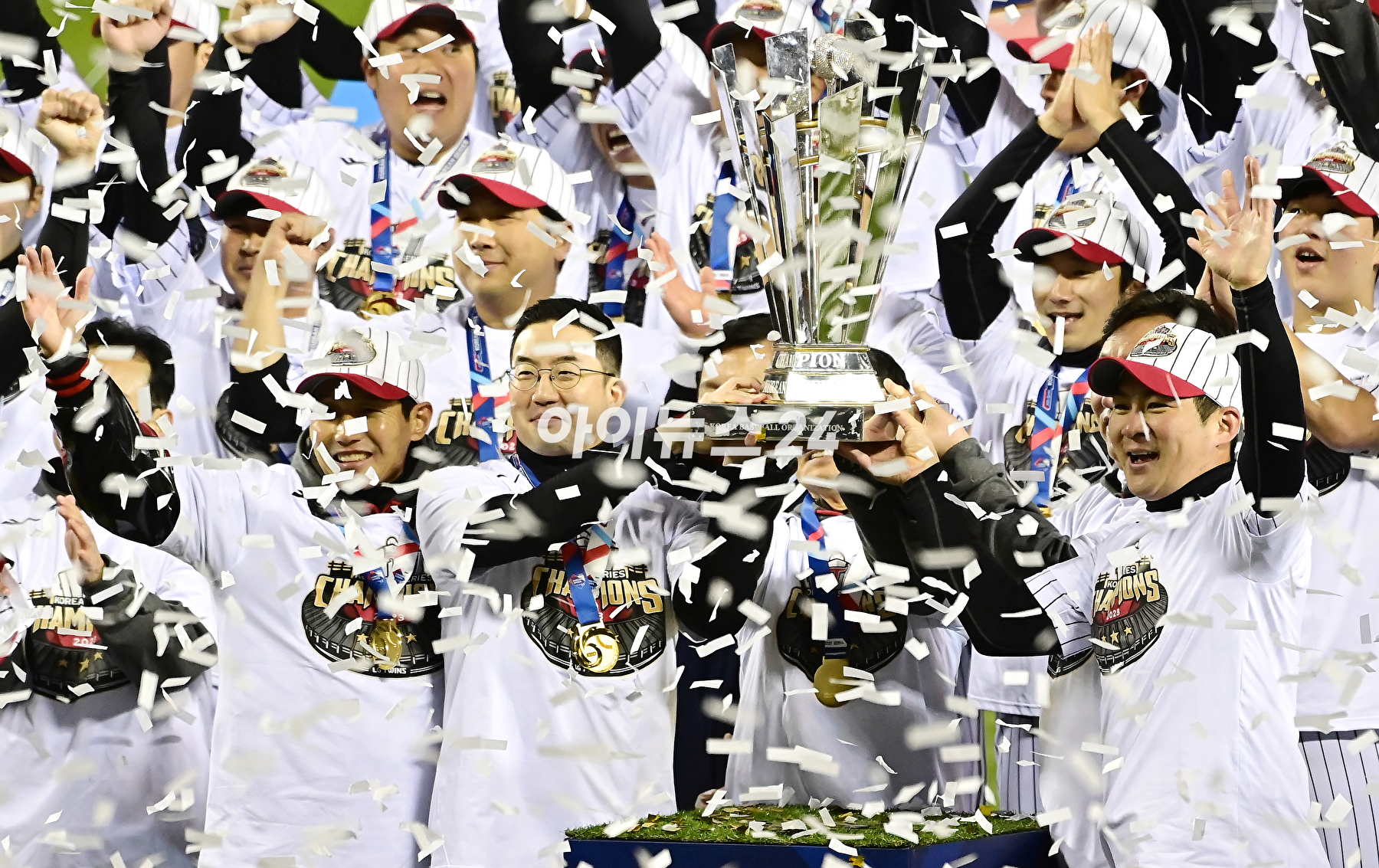 LG는 13일 잠실구장에서 벌어진 2023 신한은행 쏠 KBO KS 5차전에서 KT 위즈를 상대로 6-2로 승리를 거두고 29년 만에 한국시리즈 제패를 했다.구광모 LG그룹 회장이 선수단과 우승 트로피를 들어 올리고 있다. [사진=곽영래 기자]