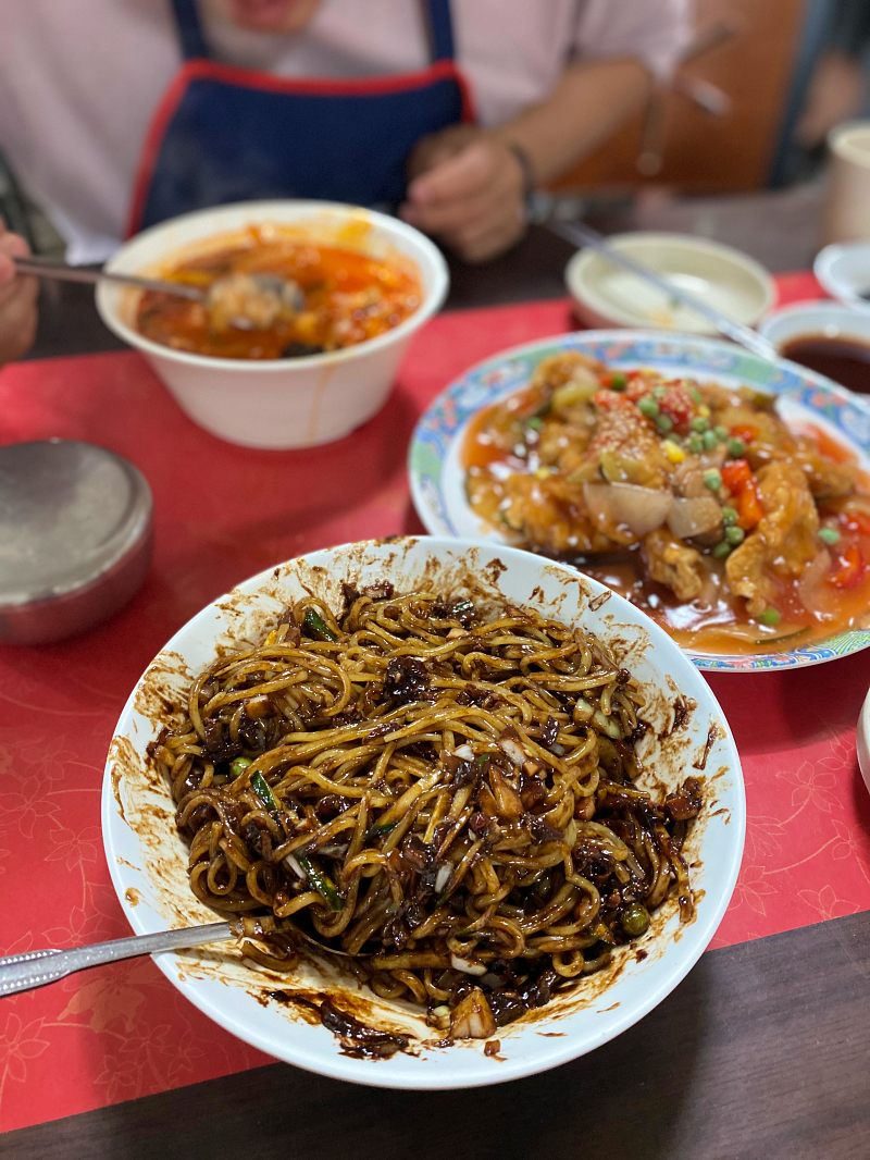 흰그릇에 골고루 비빈 짜장면이 담겨있다