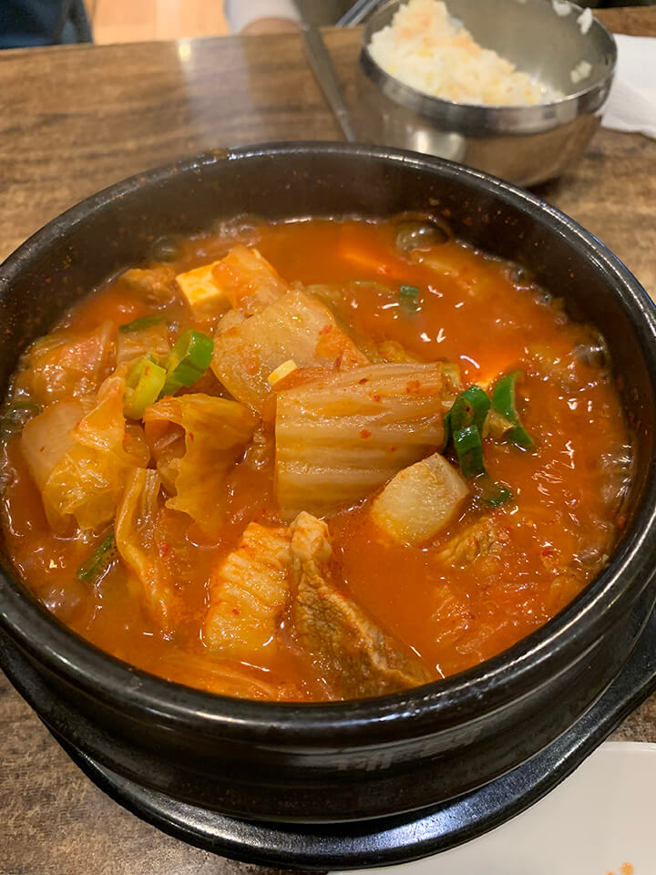 평범해보이는 김치찌개마저 쉽게 먹어볼 수 없는 맛이다. 묵은지와 오겹살의 조화가 정말인지 아름답다.
