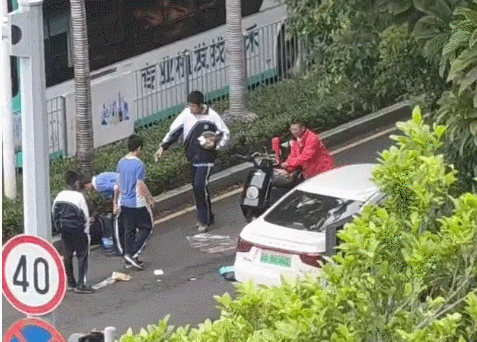 "누가 먼저라고 할것없이 몸이 먼저 움직였어요!" 낯선 사람을 돕는 훈훈한 영상이 순식간에 인기, 그 영상 속 주인공을 찾았다!