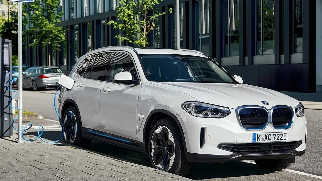 BMW iX3 가격 실구매가 모의견적 제원 옵션 카탈로그 외관 디자인 내부 색상 디자인 인테리어 편의사양 안전사양 총정리