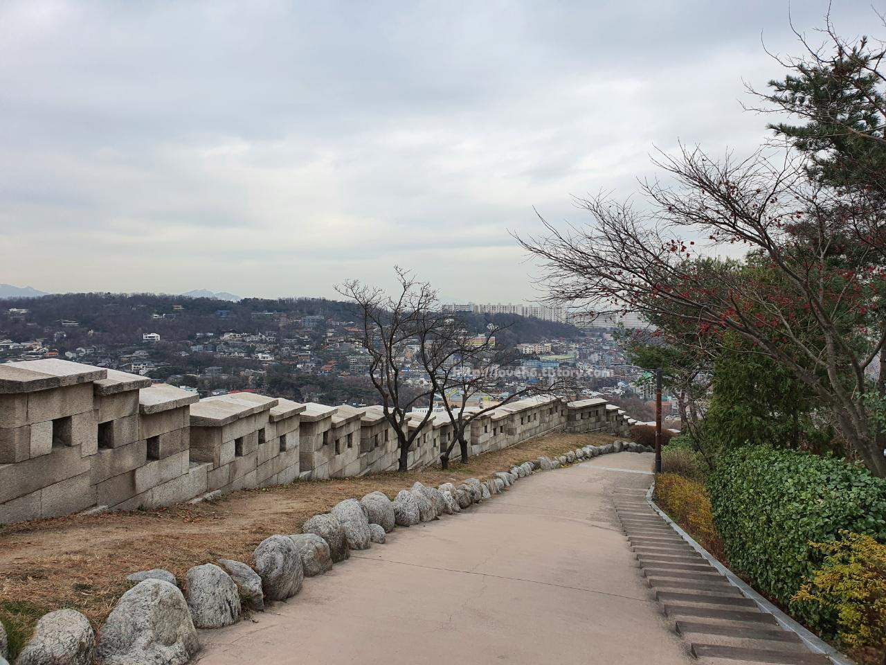 북악산_北岳山_Bukaksan/ 서울 종로구 부암동

02-730-9924

서울 경복궁(景福宮) 북쪽에 솟아 그 진산(鎭山)을 이루어온 산

-출처-두산백과

더 자세한 내용은 링크 참고하세요
저는 종각역에서 출발했어요

버스타고 성대후문 정류장에서 내려

걸어갔습니다

남산 다녀 온 뒤로 급 등산이

너무 땡겨서 가야지 가야지 하다가

종각쪽 볼일 있어서 나갔다가

다녀왔어요

정류장에서 내리셔 도로를 건너서

등산로 길이 있는데 그곳으로 

가셔야 합니다. 



북악산 처음 가는거라

저는 도로쪽으로 올라갔다가

다시 내려왔답니다^^;;

등산로 길쪽으로 꽤 걸어야

이곳이 나와요

와.. 성곽길이 있어요_!!

너무 예쁘더라구요



오랜만에 등산이라 포스팅

생각 안하고 가다가

성곽길이 너무 예뻐서

안되겠다~

예쁜건 같이 봐야 하니까

정류장 사진이 없답니다

하하

그럼 가볼게요~