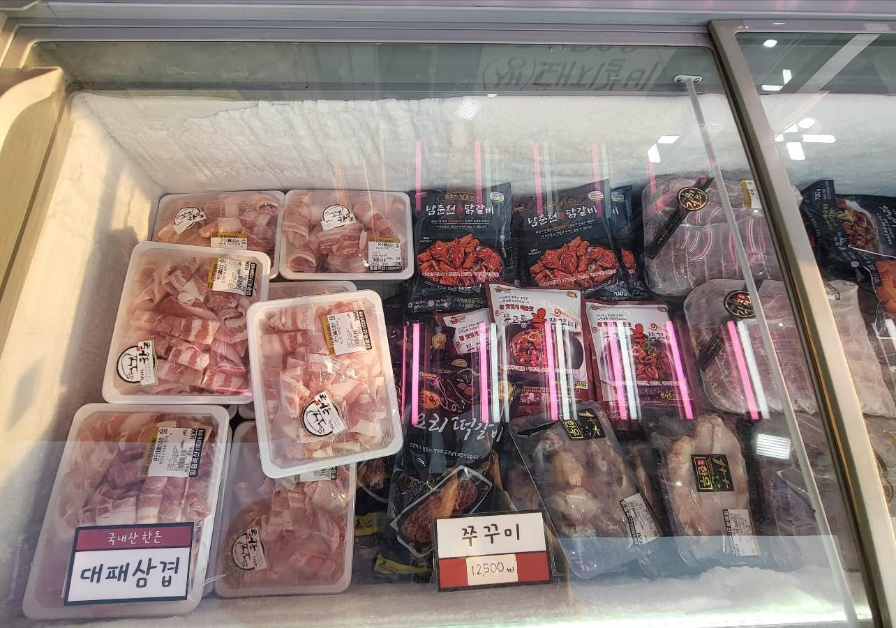 냉장고안에-포장되어진-고기와냉동음식의모습