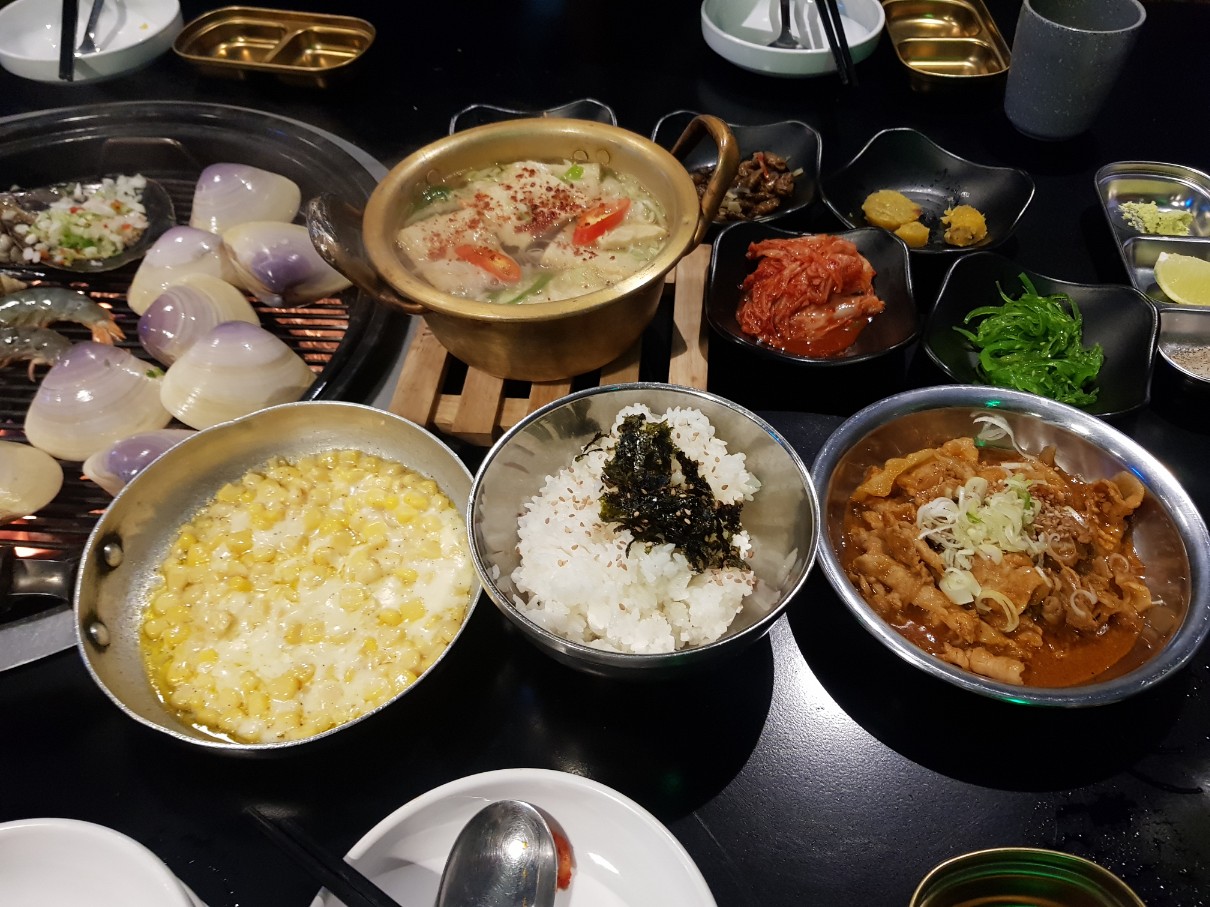 호치민 2군 타오디엔 조개구이 맛집 낭만조개 - 제육볶음&#44; 콘치즈&#44; 미니오뎅탕&#44; 김가루밥