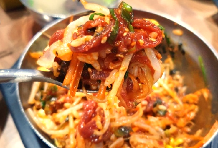 손가락-위에-육회비빔밥
