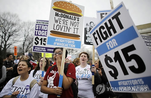 (2025년 최저임금) 최저임금 인상 요구 시위장면