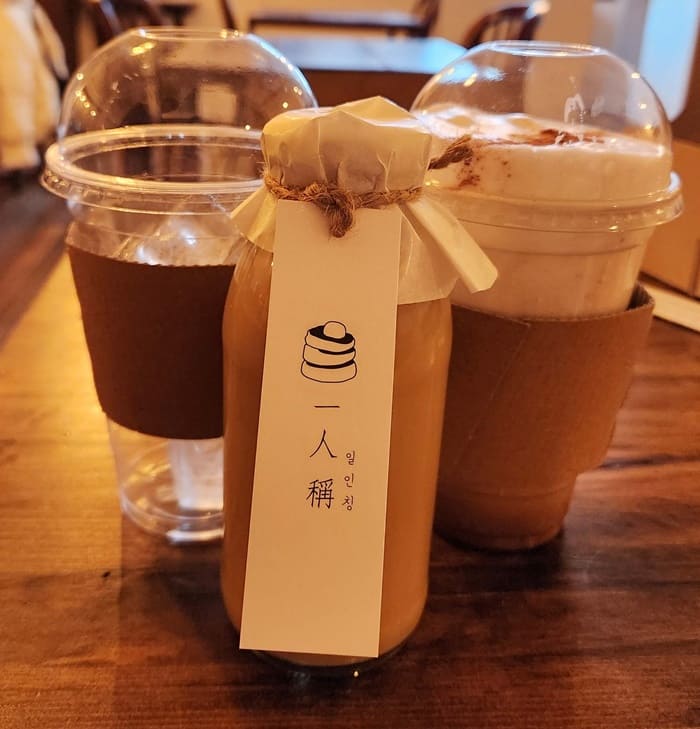 수제-바닐라-커피-우유와-코코넛-커피-스무디-사진