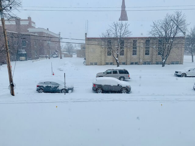 도로에-차 위에-하얀-눈이-쌓인-모습