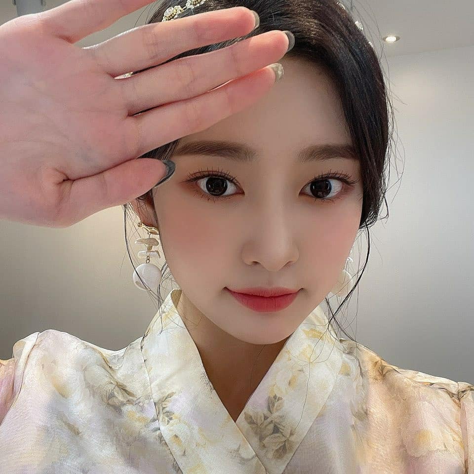  한복입은 아이즈원 김민주