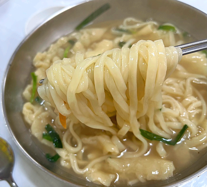 칼국수 한 젓가락