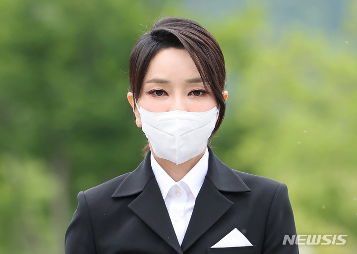  김건희 여사, 노무현 전 대통령 묘역 참배.. 권양숙 여사와 비공개 환담 [뉴시스Pic]