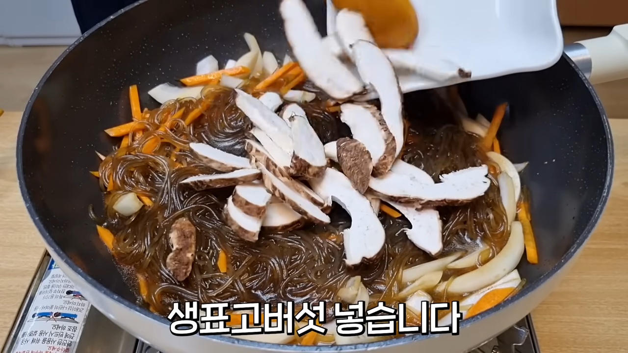 "후라이팬 1개면 끝납니다" 딱 5분이면 하루가 지나도 절대 불지않는 탱글탱글한 잡채 만드는 방법