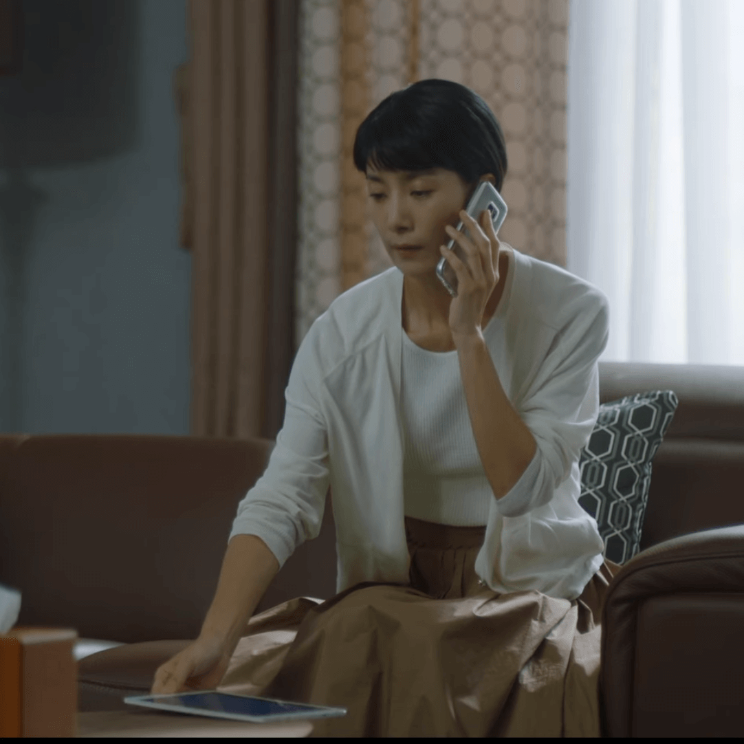  종이달 3회, 김서형 유이화 패션 / 베이지 플리츠 스커트