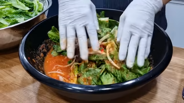 "평소에 먹던 상추 겉절이가 아닙니다!" 저렴한 비용으로 집에서 쉽게 만들 수 있는, 아삭아삭하고 풋내 나지 않는 맛있는 밥 반찬 레시피 16 img