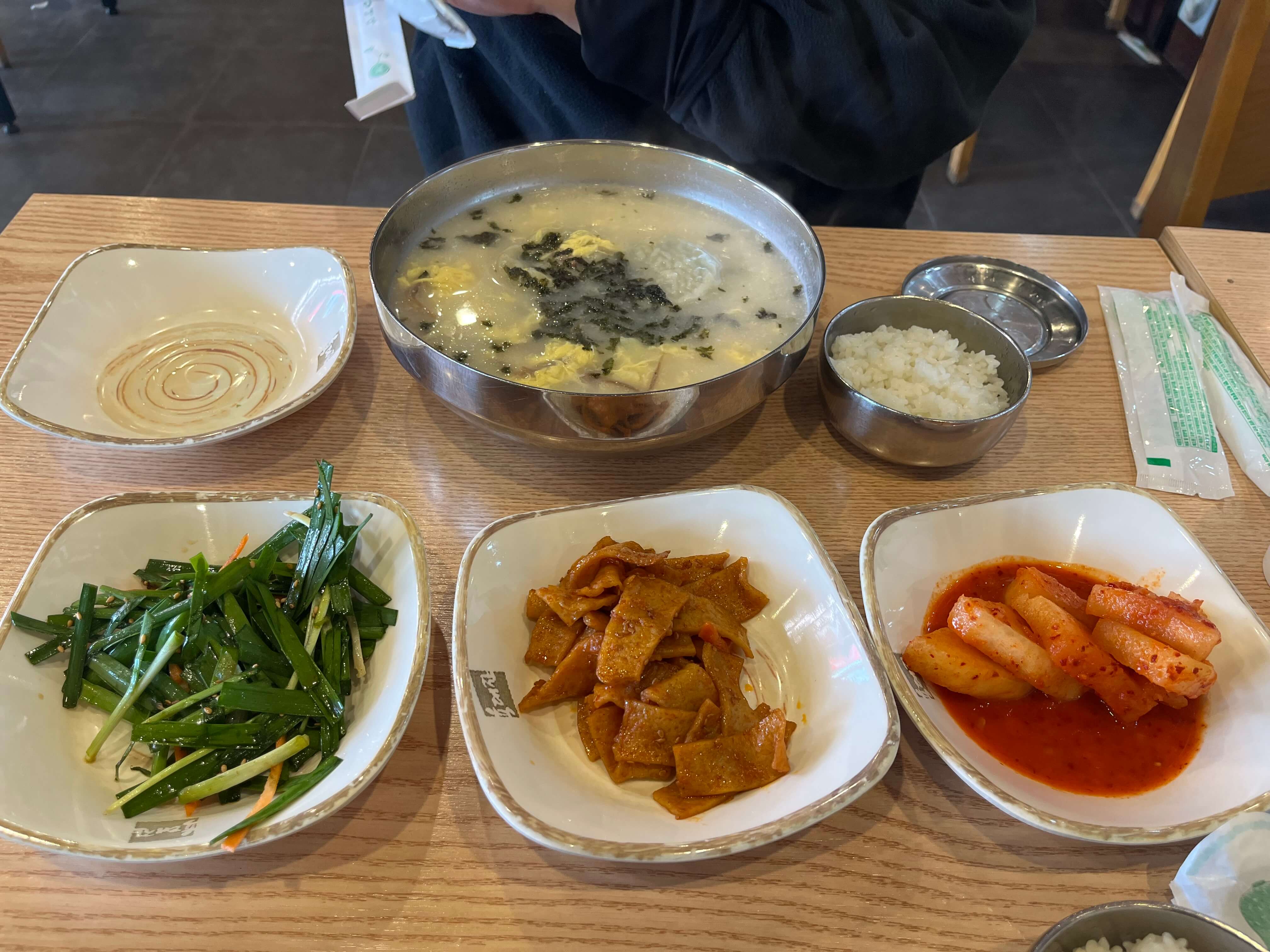 울산-동구-일산지에-위치한-육개장-맛집-육대장의-밑반찬-및-만두국-사진