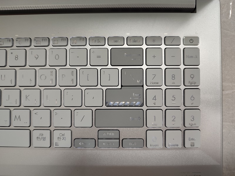 엔터 버튼에 LED가 박혀있네요.