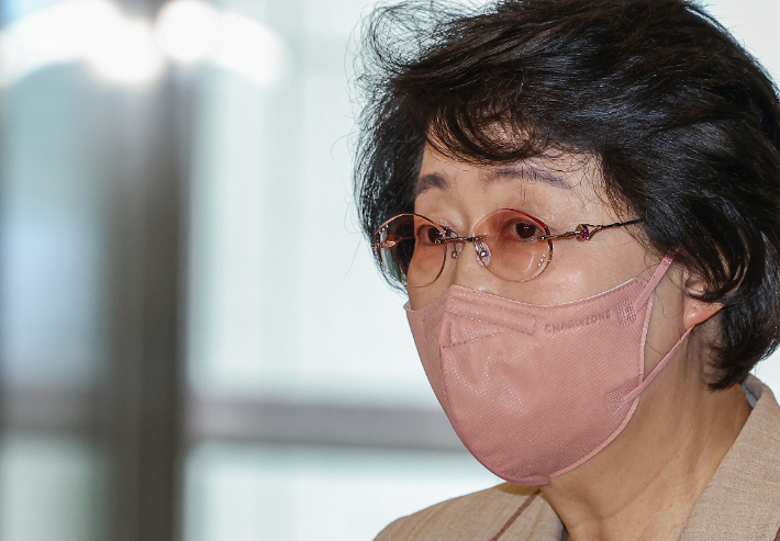 101세 김승희母, 보상 노린 '컨테이너 위장전입' 의혹 보건복지부 장관 후보자 어머니가 주거 이주비 등 보상을 노리고 신도시 개발 발표 직전 위장전입을 했다는 의혹