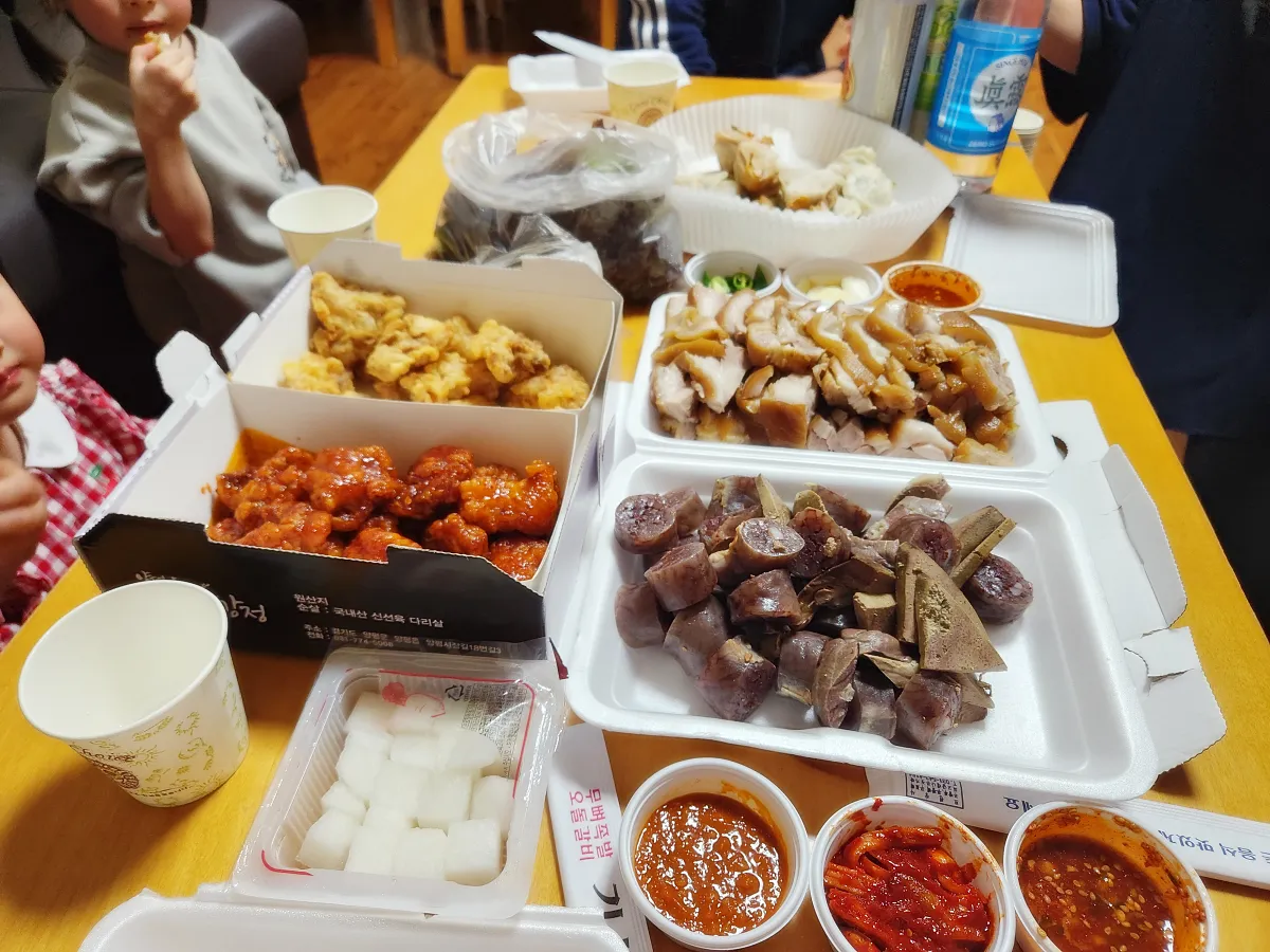 숙소에서-한상-차림-닭강정-순대-족발-등