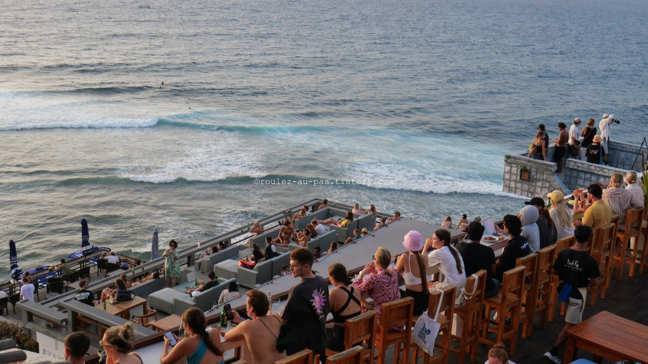 BALI-SOUTH TOUR-SINGLE FIN-PEOPLE LOOKING AT THE SEA