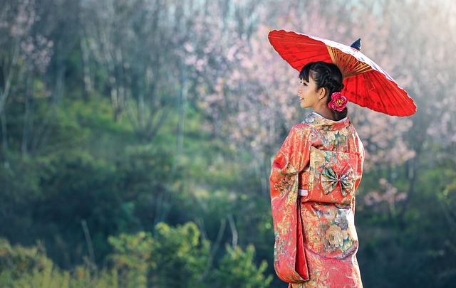 일본전통의상을-입고있는-여성