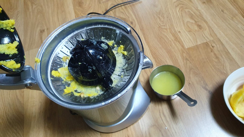 레몬물 보려면 레몬즙 드세요 4